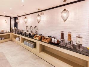 a store with a counter filled with lots of items at Daejeon Namoo Hotel in Daejeon