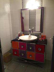 ボルドーにあるAppartement proche Victoireのバスルーム(洗面台、鏡付)