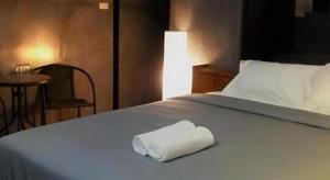 - une serviette pliée blanche assise sur un lit dans l'établissement Secret Garden Trang Resort, à Trang 11 autres photos