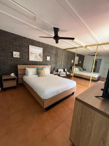 Una cama o camas en una habitación de Pasir Penyu, Turtle Sands Modern Coastal Escape near Kellys Beach