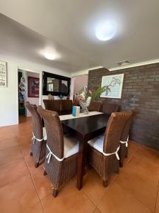 Foto de la galería de Pasir Penyu, Turtle Sands Modern Coastal Escape near Kellys Beach en Bargara