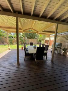 Foto de la galería de Pasir Penyu, Turtle Sands Modern Coastal Escape near Kellys Beach en Bargara