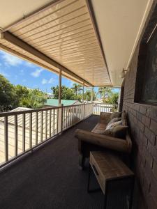 Un balcón o terraza en Pasir Penyu, Turtle Sands Modern Coastal Escape near Kellys Beach