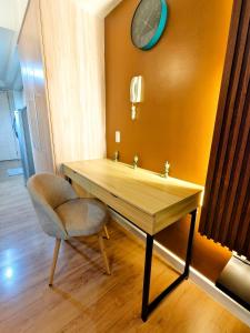 un bureau avec une chaise et une horloge sur un mur dans l'établissement 1203BT3 Solinea Resort Condo Unit Queen Bed Ayala Center, à Cebu