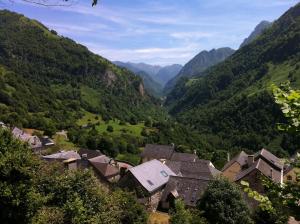 Cette-EygunにあるAuberge Toison d'Orの山を背景にした谷村