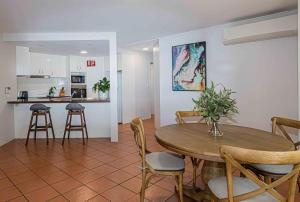 a dining room and kitchen with a table and chairs at Nautilus 1 - 1- 46 Lawson Street in Byron Bay