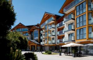 budynek mieszkalny ze stołami i parasolem w obiekcie Hotel BUKOVINA w Bukowinie Tatrzańskiej