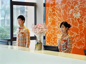 Μέλη του προσωπικού του 7 Days Premium Nanjing Gaochun Beiling Road Branch