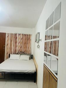 En eller flere senge i et værelse på ZStudio Transient House Legazpi + 2 billeder