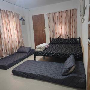 En eller flere senge i et værelse på ZStudio Transient House Legazpi