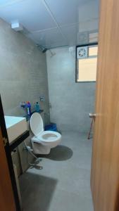 プネにあるLuxeBnb - 2bhk Kharadiの白いトイレと洗面台のあるバスルーム