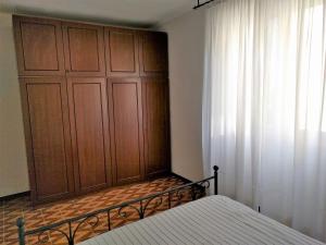 コーリコにあるPatty's Houseのベッドルーム1室(ベッド1台付)、大きな木製キャビネットが備わります。