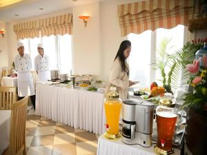 ハノイにあるNew Moon Hotelの台所に立つ女性
