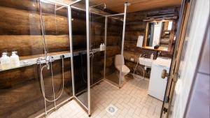 un bagno con doccia, wc e lavandino di Rukan Salonki Resort a Ruka Altre 40 foto