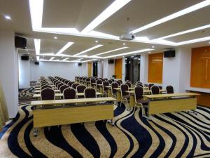 a room with rows of desks and chairs in it at Holiday Villa Hotel & Residence Shanghai Jiading in Shanghai