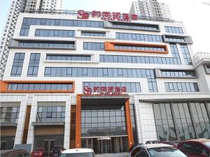a large building with cars parked in front of it at Jinjiang Metropolo Hotel - Langfang Wanda Plaza in Langfang