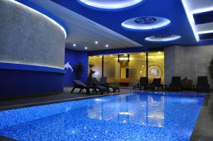 Bazén v ubytování Elips Royal Hotel & SPA nebo v jeho okolí