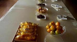a table with a bunch of fruit in a bowl at GreenTree Inn Langfang GuAn County Xinyuan Street Express Hotel in Gu'an