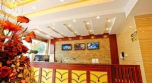 a lobby with a bar in a building at GreenTree Inn Linyi Feixian Jianshe Road Express Hotel in Linyi