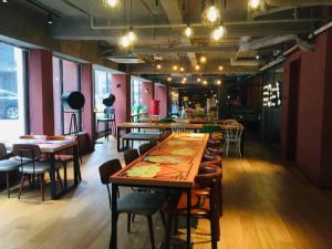 Un restaurante con mesas y sillas en una habitación. en YUNIK-Shanghai Zhongshan Park Yan'an Xi Road, en Shanghái