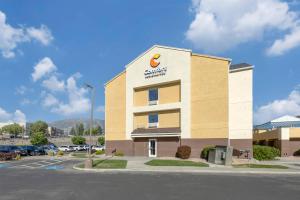 オレムにあるComfort Inn & Suites Orem - Provoの側面に樹液の標識がある大きな建物