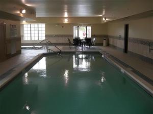 einem Pool mit grünem Wasser in einem Gebäude in der Unterkunft Holiday Inn Express Hotel & Suites Grand Island By IHG in Grand Island