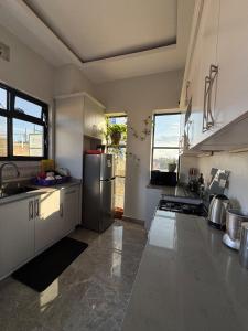 una cocina con refrigerador y estufa horno superior en Modern spacious 2 Bedroom apartment in Kigali, en Kigali