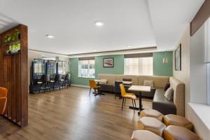 ポッツタウンにあるComfort Inn & Suites Pottstown Eastern Gatewayの病院内のテーブル椅子付待合室