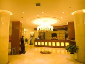 a large lobby with a chandelier in a building at GreenTree Inn Fuzhou Dongxiang Longshan Express Hotel in Fuzhou