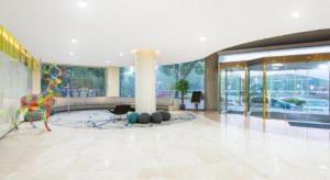 a lobby with a statue of a giraffe in a building at Holiday Inn Express Yangzhou City Center By IHG in Yangzhou