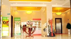 un magasin avec un vase de fleurs sur une table dans l'établissement GreenTree Inn Huaian Lianshui Jindi International Garden Business Hotel, à Lianshui