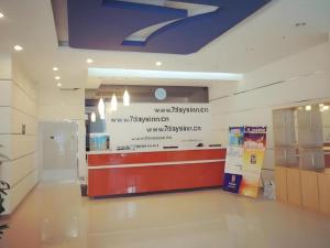 Ο χώρος του λόμπι ή της ρεσεψιόν στο 7 Days Inn Korla Passenger Station