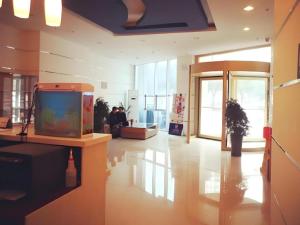 Μια τηλεόραση ή/και κέντρο ψυχαγωγίας στο 7 Days Inn Korla Passenger Station