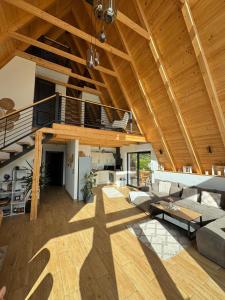 a large living room with a large wooden ceiling at Cabana Ana Barsana in Bîrsana