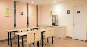 cocina con mesa, sillas y barra en 7 Days Inn Xi'an North Economic Development Zone 4th Fengcheng Road, en Xi'an