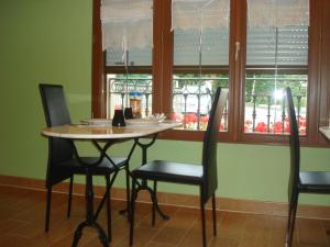 tavolo e sedie in una stanza con finestra di Le Petit Etang a La Trinité-Surzur