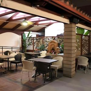 Χώρος καθιστικού στο Alhambra Hotel