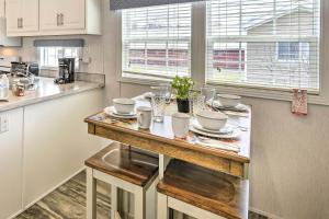 eine Küche mit einem Tisch und Geschirr darauf in der Unterkunft Clydesdale, Dosanko Cottage and Estonian Suite at Equestrian House PA in Pleasant Mount