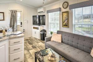 ein Wohnzimmer mit Couch und Küche in der Unterkunft Premium Cottages and Suites at Equestrian House PA in Pleasant Mount