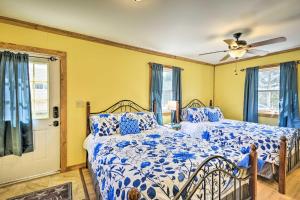 A bed or beds in a room at Quadruple Suites at Equestrian House PA