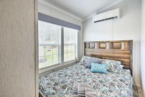 ein Schlafzimmer mit einem Bett und einem Fenster in der Unterkunft Clydesdale Cottage and 4 Suites at Equestrian House PA in Pleasant Mount