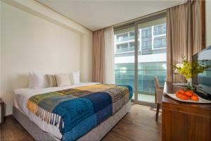 Postel nebo postele na pokoji v ubytování Da Nang Beachfront Apartment Balcony, Infinity Pool By A La Carte