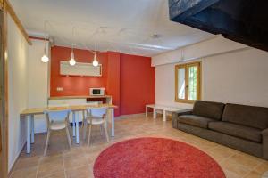 ein Wohnzimmer mit einem Sofa und einem Tisch in der Unterkunft Alberg La Sala in La Pobla de Lillet