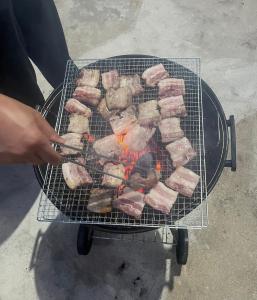 - un plat de cuisson de viande sur un grill dans l'établissement Young Place, à Songt'an
