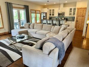 una sala de estar con un sofá y una mesa en Joie De Vivre #57, en Chelan