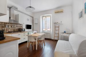 a kitchen and dining room with a table and chairs at Maison18 in Pegazzano