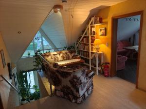 a living room with a couch and a book shelf at Krämer-Bude in Oberkrämer