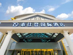 Un edificio con un cartel encima en Yitel Collection Beijing Capital Airport New International Exhibition, en Beijing