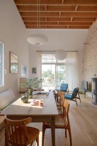 una sala da pranzo e un soggiorno con tavolo e sedie di Le Petit Civry a Saint-Julien-de-Civry