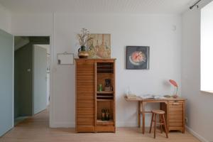 Camera con scrivania e libreria in legno. di Le Petit Civry a Saint-Julien-de-Civry